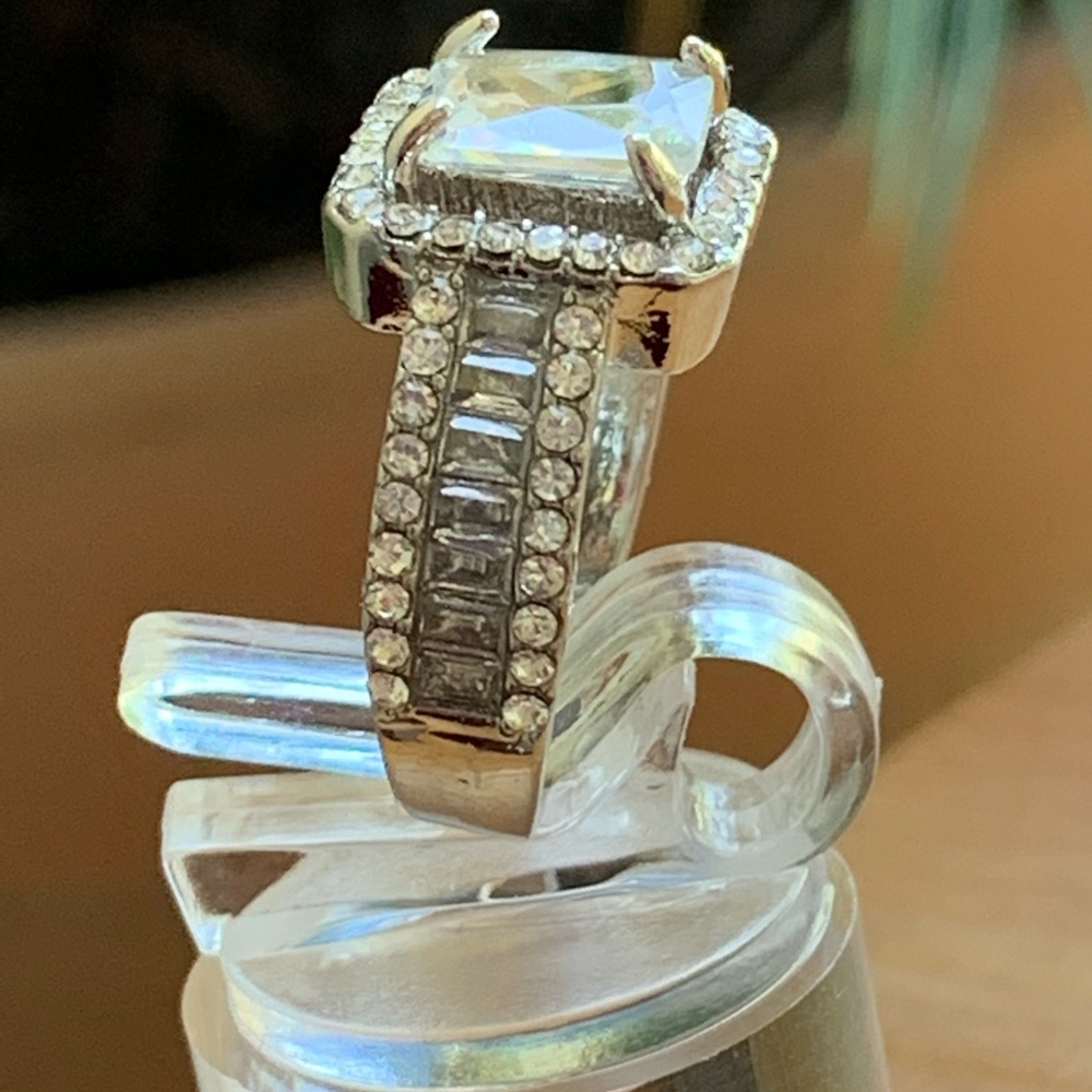 New 18k White Gold Radiant &Baguette Wedding Ring - Picture 3 of 6
